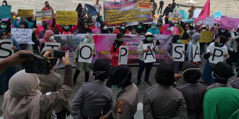 Perempuan Riau Melawan Asap, Dari Orasi, Baaca Puisi dan Bawa Panci
